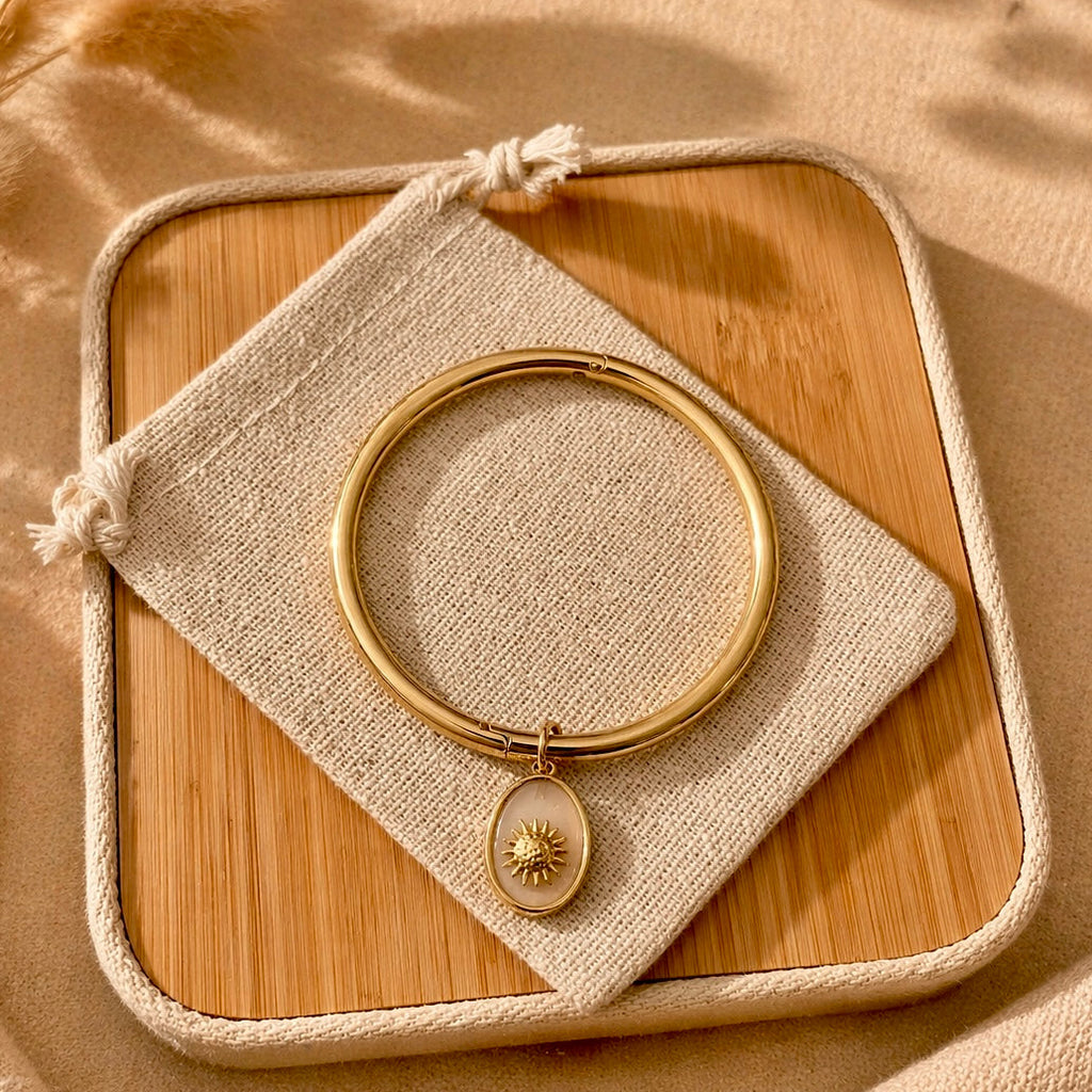 Carlotta – Jonc quartz rose porté au poignet – Karélia