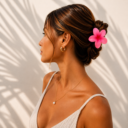 Bora Bora – Pince fleur exotique portée dans les cheveux – Karélia