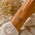 Bracelet jonc Positano rose en acier inoxydable porté au poignet - Karélia