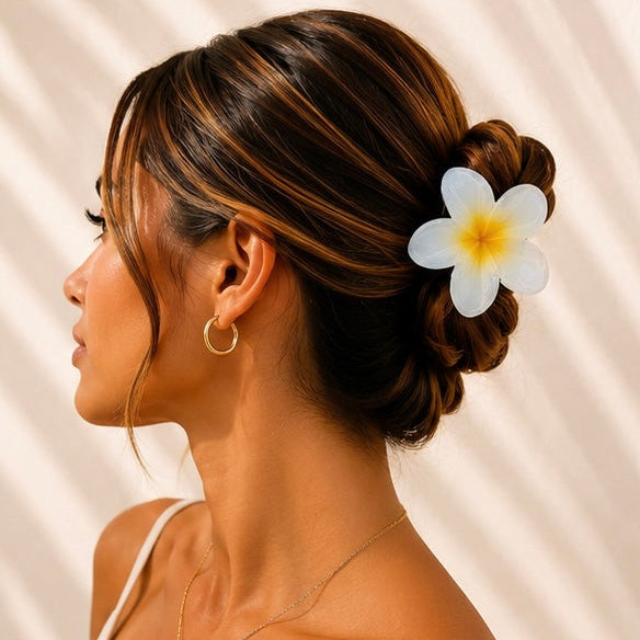 Corail Reef – Pince fleur tropicale portée dans les cheveux – Karélia