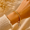 Malo – Bracelet coquillage nacre porté au poignet – Karélia