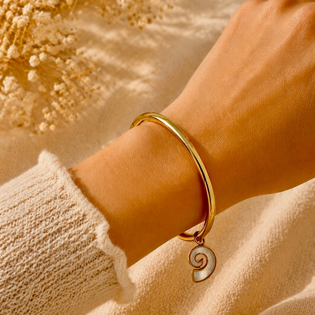 Malo – Bracelet coquillage nacre porté au poignet – Karélia