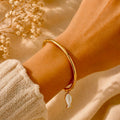 Milo – Bracelet marin pendentif poisson nacre porté au poignet – Karélia