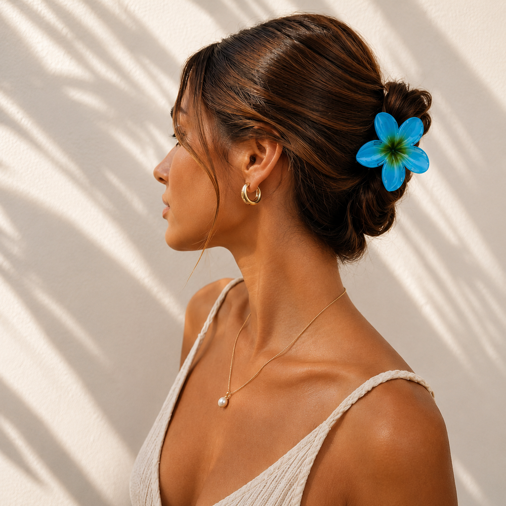 Moorea Blue – Pince fleur bleue portée dans les cheveux – Karélia