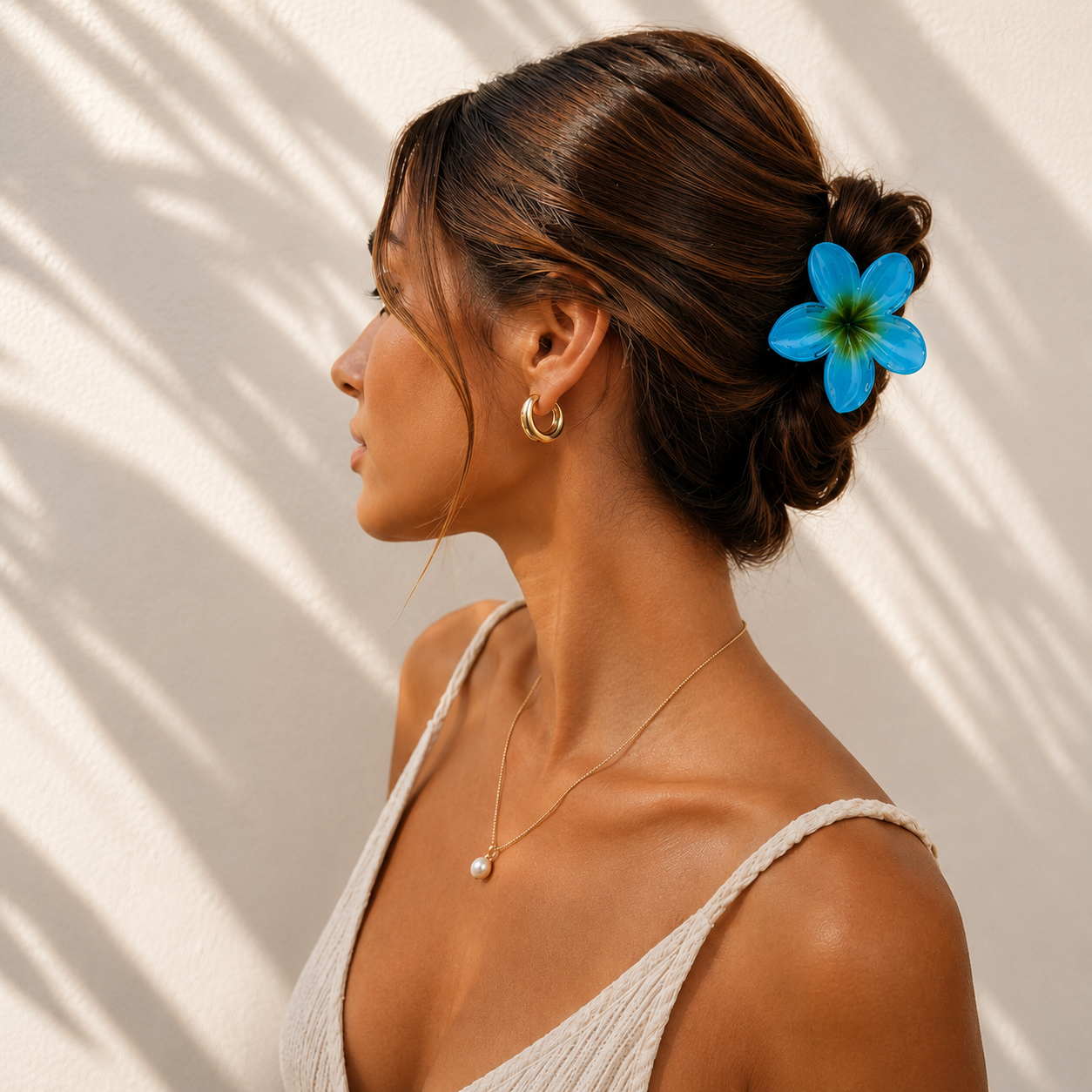 Moorea Blue – Pince fleur bleue portée dans les cheveux – Karélia